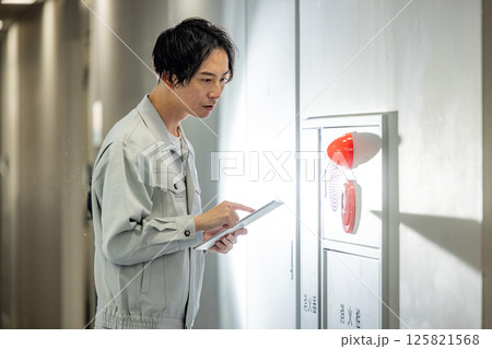 消火栓をチェックする男性 125821568