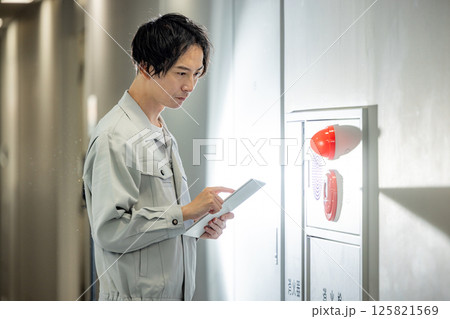 消火栓をチェックする男性 125821569