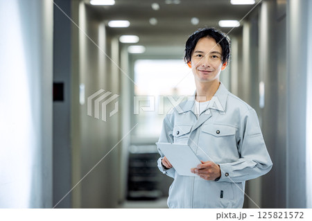 オフィスの廊下に立つ若いエンジニア オフィスの廊下に立つ若いエンジニア 125821572