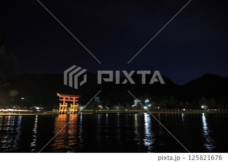 ライトアップされた厳島神社の大鳥居 (広島) 125821676