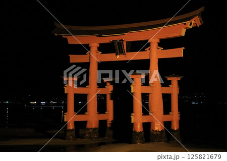 ライトアップされた厳島神社の大鳥居 (広島) ライトアップされた厳島神社の大鳥居 (広島) 125821679