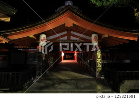 ライトアップされた厳島神社 (広島) 125821681