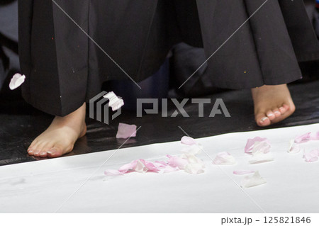 半紙の上の女子高生 125821846