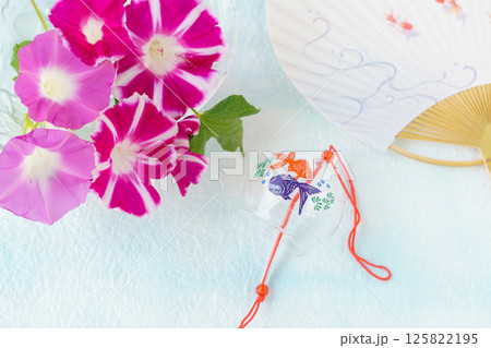 朝顔とうちわと風鈴の夏イメージの背景 125822195