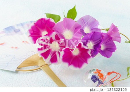 朝顔とうちわと風鈴の夏イメージの背景 125822196