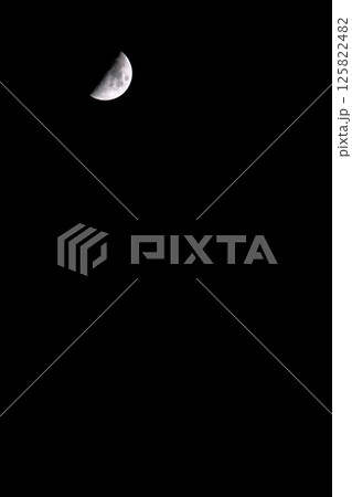 上弦の月 125822482