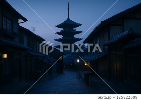 早朝の京都の街並みの写真 125822609