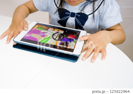 タブレットで遊ぶ女の子-4 タブレットで遊ぶ女の子-4 125822964