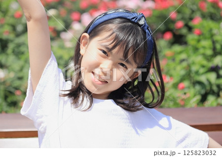 バラ園の中の女子小学生 (10歳) バラ園の中の女子小学生 (10歳) 125823032