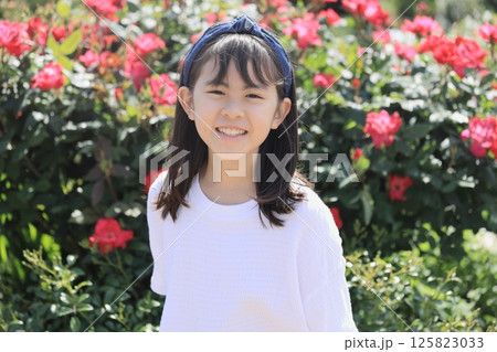 バラ園の中の女子小学生 (10歳) バラ園の中の女子小学生 (10歳) 125823033