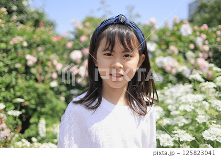 バラ園の中の女子小学生 (10歳) バラ園の中の女子小学生 (10歳) 125823041