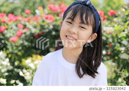 バラ園の中の女子小学生 (10歳) バラ園の中の女子小学生 (10歳) 125823042