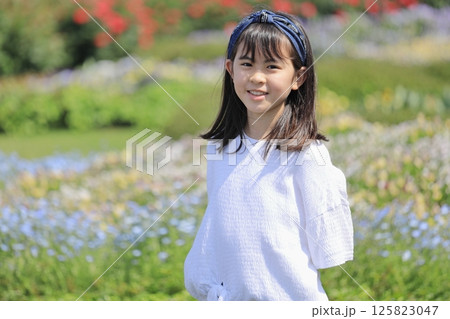 花畑の中の女子小学生 (10歳) 花畑の中の女子小学生 (10歳) 125823047