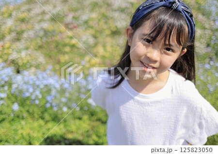 花畑の中の女子小学生 (10歳) 125823050
