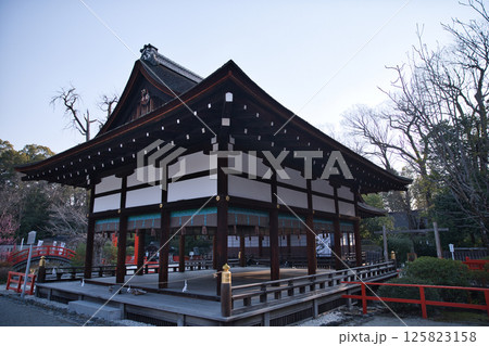 下鴨神社 静寂に包まれる境内の橋殿 下鴨神社 静寂に包まれる境内の橋殿 125823158