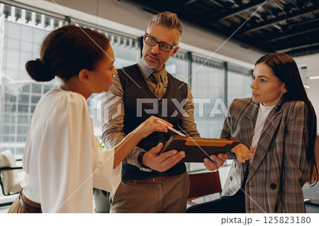 Engaging Business Meeting with Professionals Collaborating and Innovating in the Office 125823180