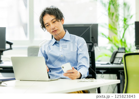 疲れたビジネスマン　オフィス 125823843
