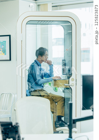 個室で仕事をするビジネスマン 個室で仕事をするビジネスマン 125823873