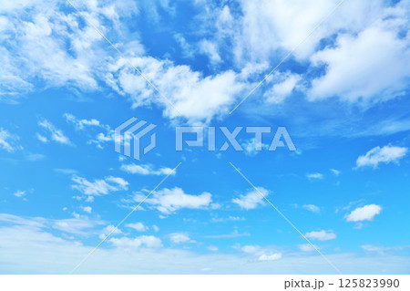 夏の青空と雲 125823990
