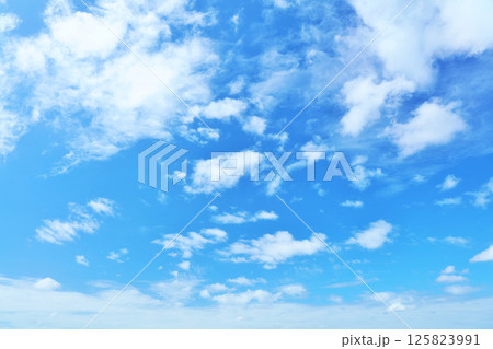 夏の青空と雲 夏の青空と雲 125823991