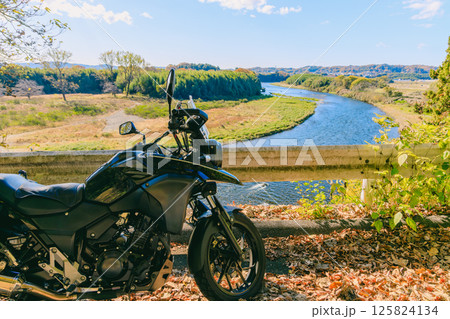 川沿いを走るバイク 125824134