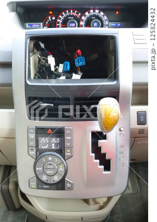 自家用車のインパネからカーナビゲーを取り外した写真 125824432