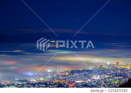 西蔵王展望台から眺める山形の雲海夜景と月山 西蔵王展望台から眺める山形の雲海夜景と月山 125825592