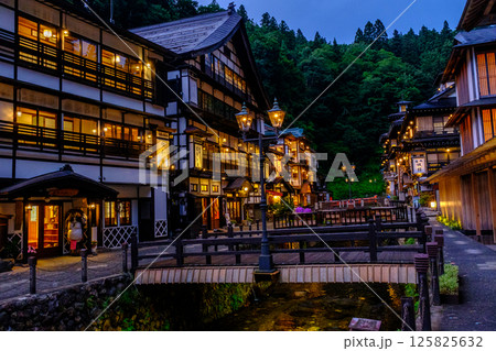 夏の銀山温泉の夜景 夏の銀山温泉の夜景 125825632
