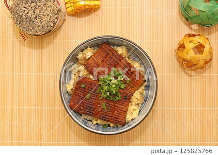 ウナギの蒲焼丼風 125825766