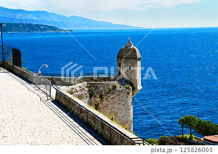 地中海を見下ろす丘の上の古い城壁 125826003