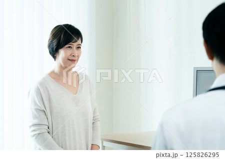 診察を受ける女性 125826295