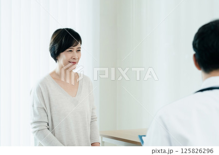 診察を受ける女性 診察を受ける女性 125826296