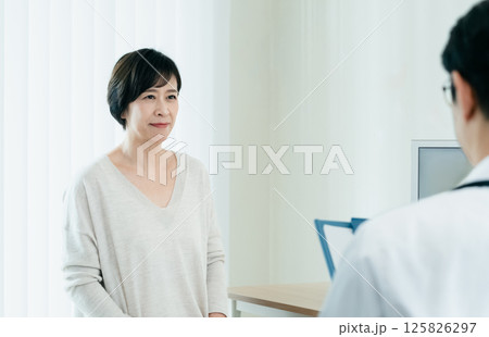 診察を受ける女性 125826297