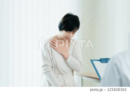 診察を受ける女性 診察を受ける女性 125826302