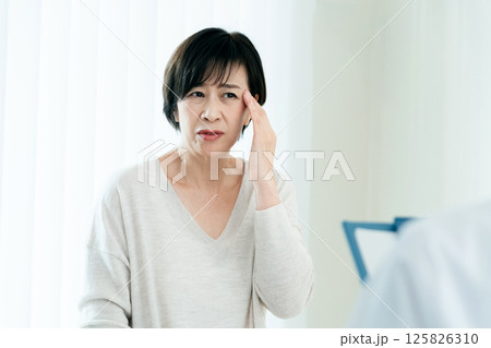 診察を受ける女性 診察を受ける女性 125826310