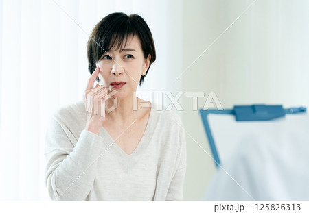 診察を受ける女性 125826313