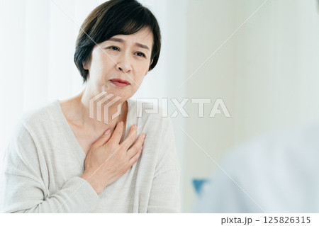 診察を受ける女性 125826315
