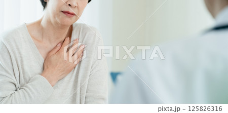 診察を受ける女性 診察を受ける女性 125826316