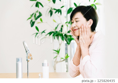 スキンケアをするシニア女性 125826435