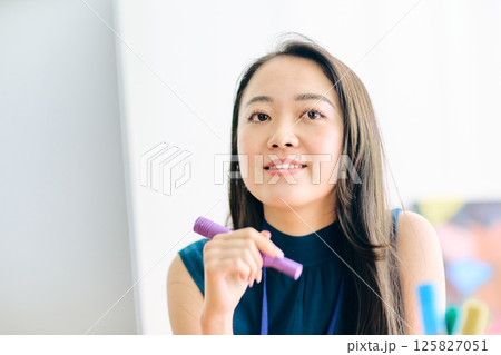働く女性 働く女性 125827051