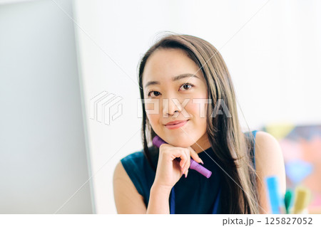 働く女性 働く女性 125827052