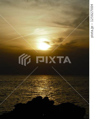 海と夕日 125827084