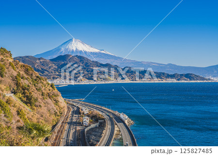 静岡市の薩埵峠から見る富士山と駿河湾(静岡県) 125827485