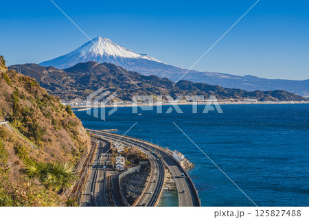静岡市の薩埵峠から見る富士山と駿河湾(静岡県) 125827488