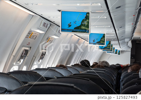 飛行機の機内のイメージ 125827493