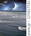 海を照らす三日月の風景画 125827582