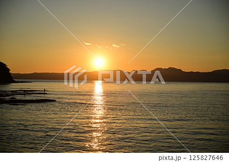 江ノ島から見る夕日 125827646