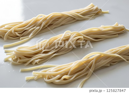 茹でて一人前づつに分けられた平打ち麺 125827847