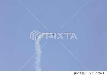 アクロバット飛行　プロペラ機 125827871