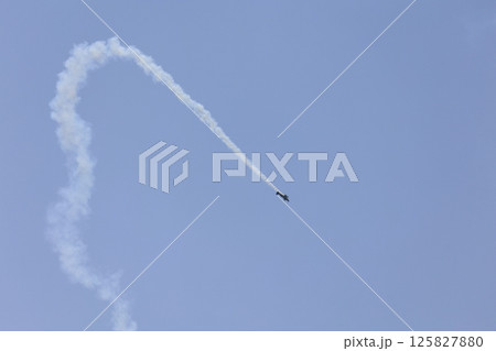 アクロバット飛行　プロペラ機 125827880